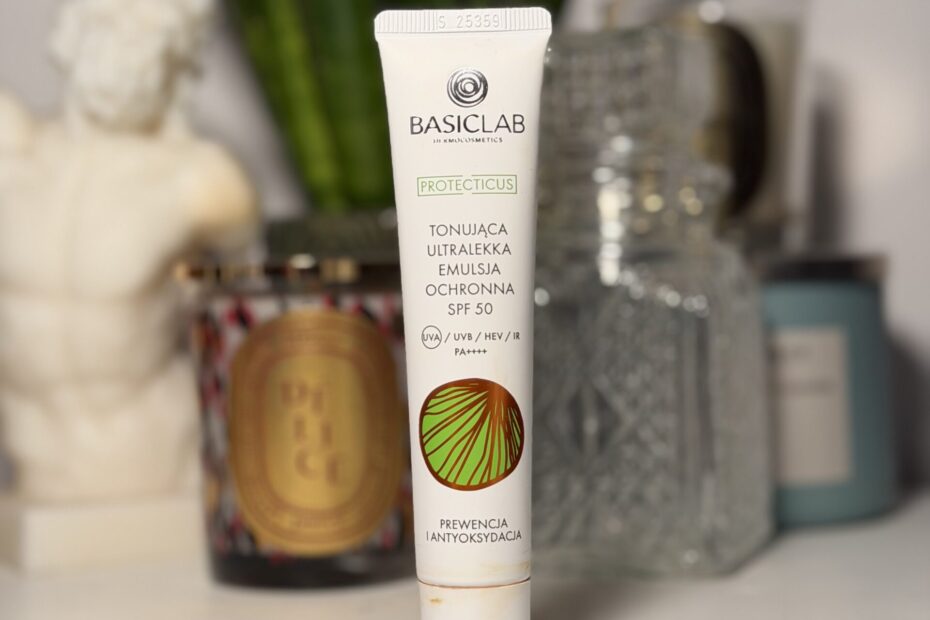 Basic Lab ultralekka tonująca emulsja SPF50+ to… kolejny bardzo udany lekko barwiony filtr. 