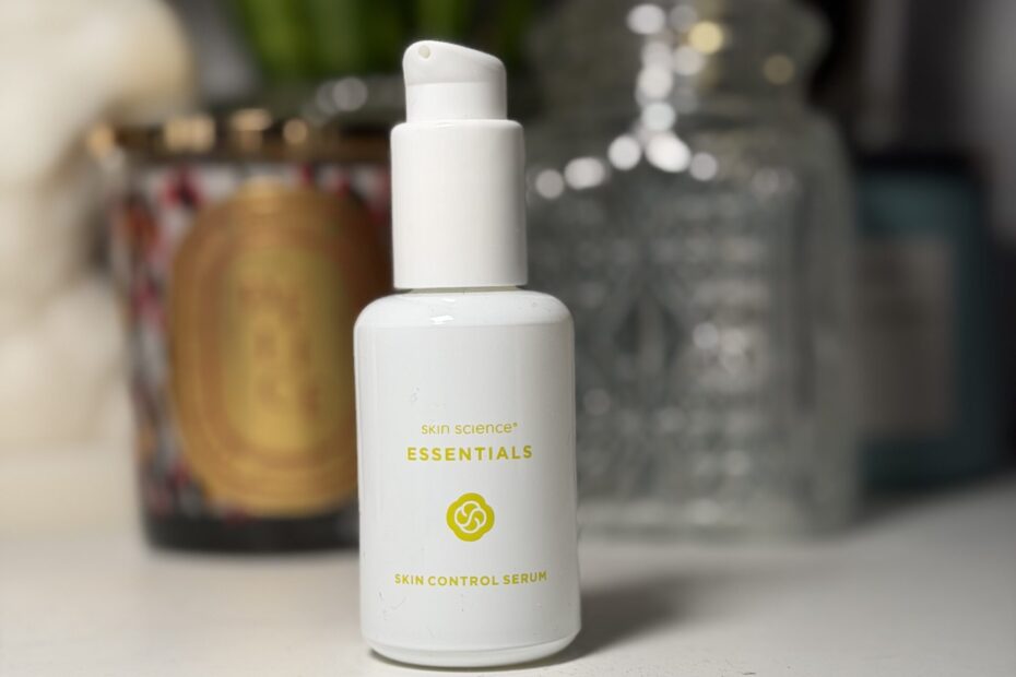 Skin Science Skin Control Serum to serum z kwasem azelainowym, które przy okazji lekko złuszcza. 