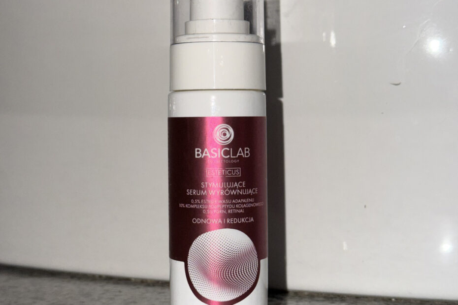 BasicLab adapinoid + retinal Cosmetology to przyjemna opcja na retinal z dodatkami 