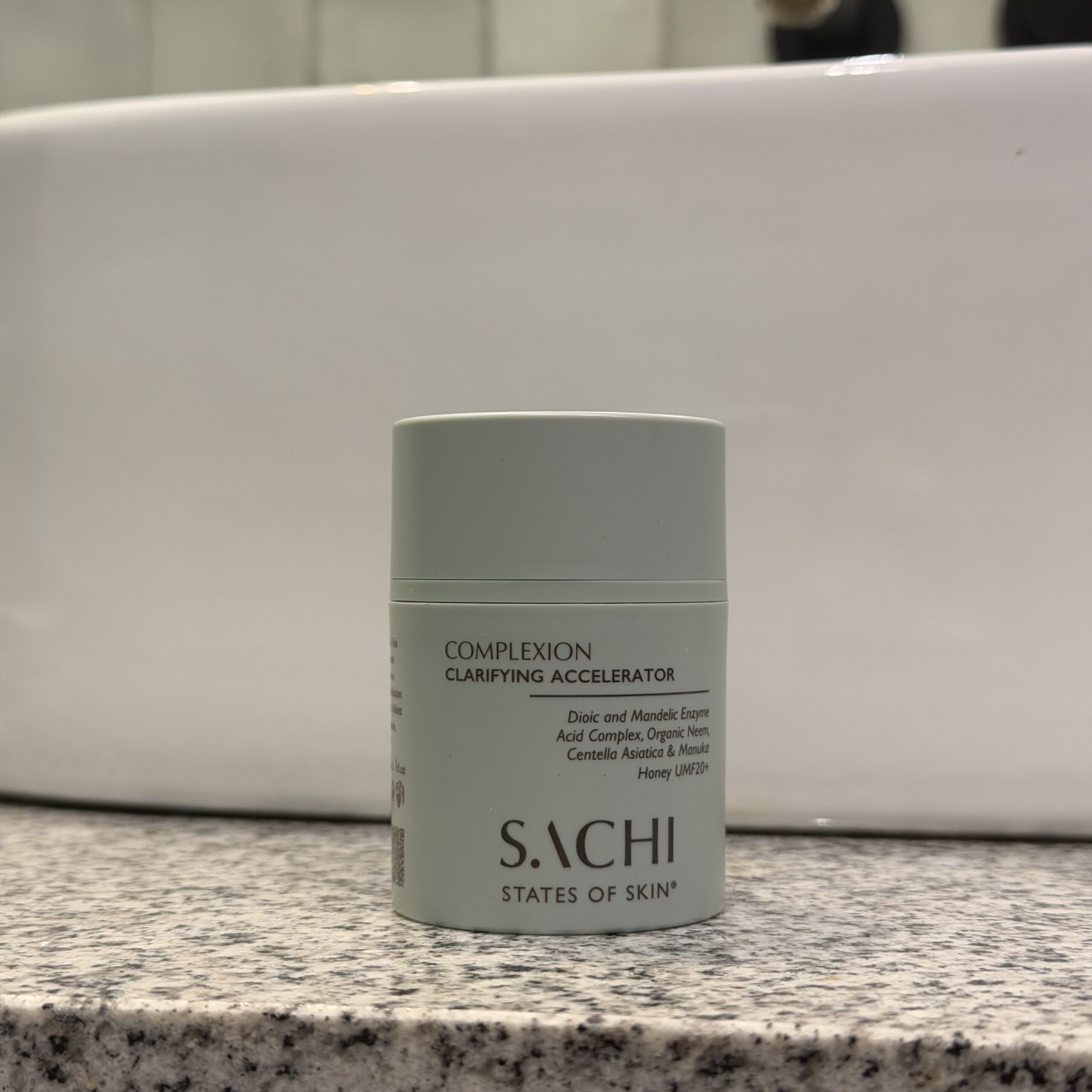 Sachi Complexion Clarifying Accelerator to oczyszczająca kuracja półzłuszczająca.